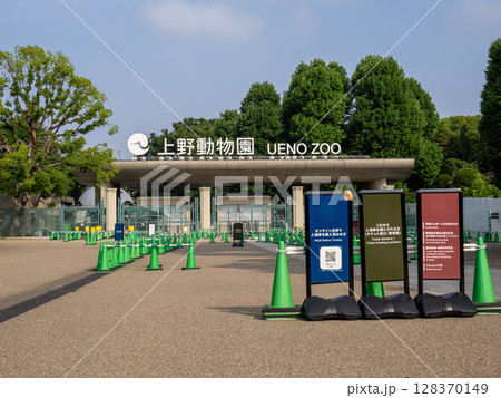 開園前の上野動物園正門 128370149