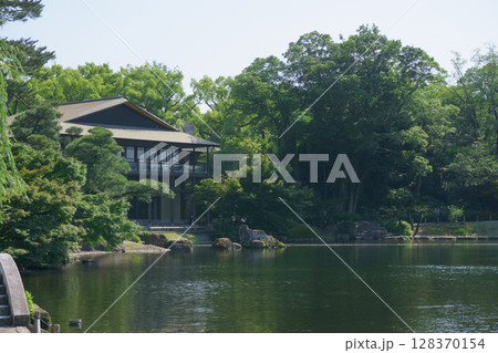 徳川園　池越しに見た観仙楼 128370154