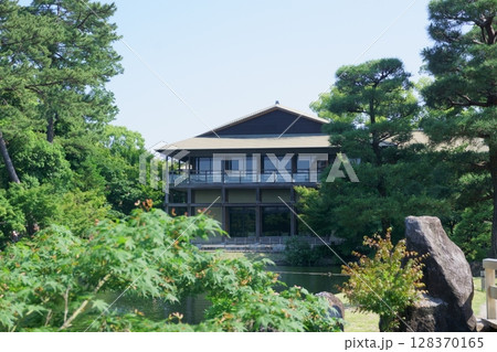 徳川園　木々に囲まれた観仙楼 128370165