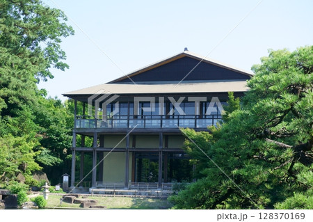 徳川園　木の緑に囲まれた観仙楼 128370169