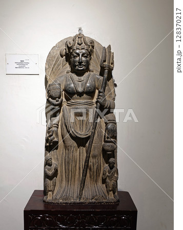 パキスタンのペシャワール博物館に展示されるハリティ鬼子母神像 128370217