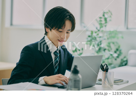 スーツで働く男性 128370264