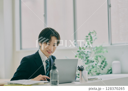 スーツで働く男性 128370265