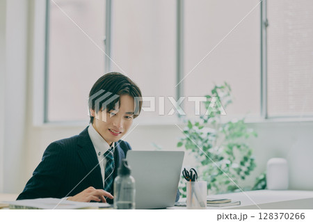 スーツで働く男性 128370266