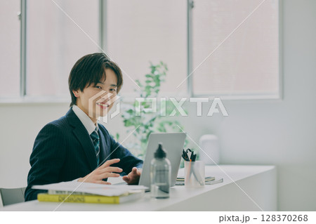 スーツで働く男性 128370268