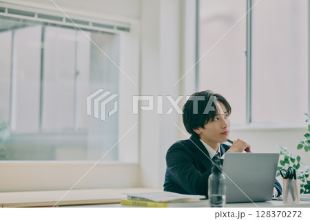 スーツで働く男性 128370272
