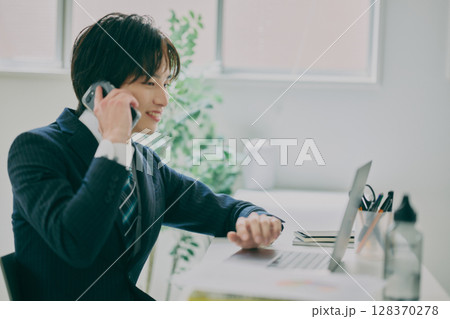 スーツで働く男性 128370278