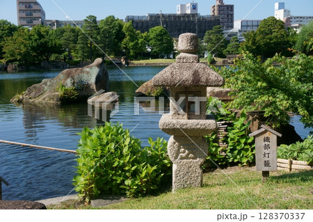 徳川園 龍仙湖と織部灯籠 徳川園 龍仙湖と織部灯籠 128370337