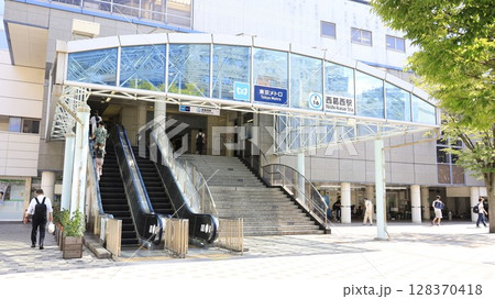 東京メトロ東西線の西葛西駅北口、エスカレーターが設置 128370418