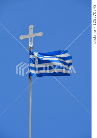 キプロス、ニコシア、聖ヨハネ教会、鐘楼のギリシャ国旗 128370545