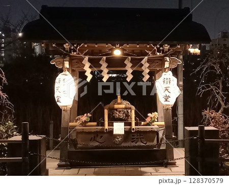 ライトアップされた上野弁天堂 128370579