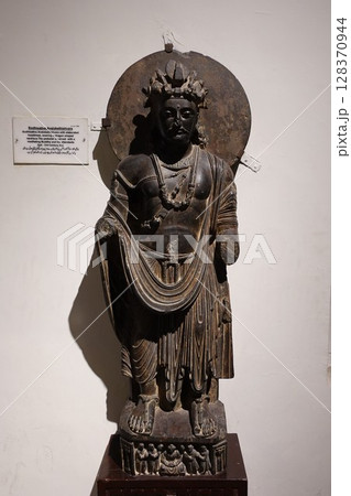 パキスタンのペシャワールにある博物館に展示される仏立像 128370944