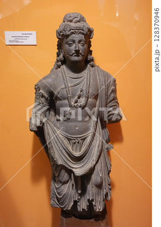 パキスタンのペシャワールにある博物館に展示される仏立像 パキスタンのペシャワールにある博物館に展示される仏立像 128370946