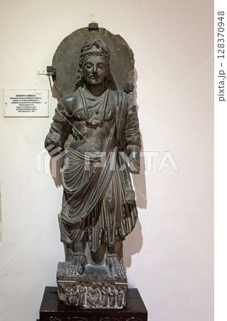 パキスタンのペシャワールにある博物館に展示される仏立像 パキスタンのペシャワールにある博物館に展示される仏立像 128370948