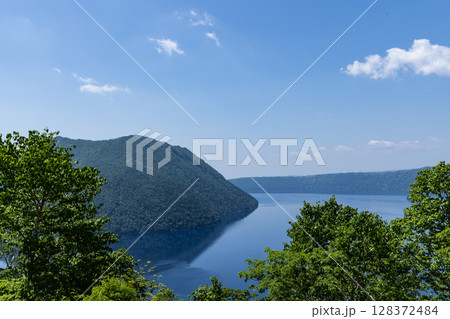 北海道裏摩周展望台からの摩周湖 128372484