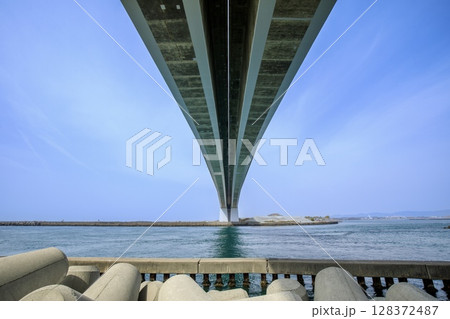 浜松市、浜名湖の今切口と頭上を通る浜名大橋 128372487