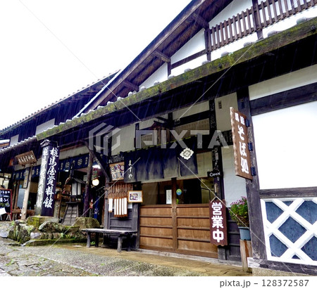 雨の馬籠宿　旧中山道　ますや店舗前から槌馬屋資料館を見た風景　岐阜県中津川市馬籠 128372587