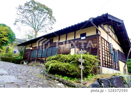雨の馬籠宿 旧中山道にある道しるべの風景 岐阜県中津川市馬籠 雨の馬籠宿 旧中山道にある道しるべの風景 岐阜県中津川市馬籠 128372593