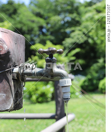 古い井戸 128373107