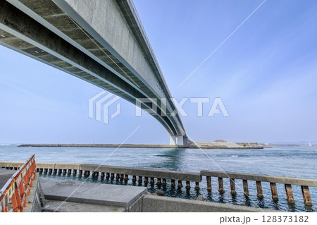 浜松市、浜名湖の今切口と頭上を通る浜名大橋 128373182