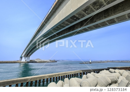 浜松市、浜名湖の今切口と頭上を通る浜名大橋 浜松市、浜名湖の今切口と頭上を通る浜名大橋 128373184