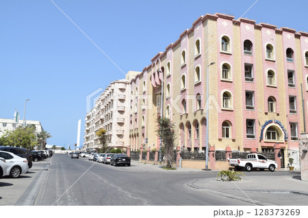 サウジアラビア・ジッダ アル・ハムラ地区の街並み 128373269