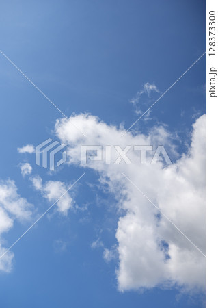 夏の空 鮮やかな空 青空 晴れ 7月 ダイナミック イメージ 128373300