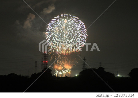 夏の風物詩 熊谷花火大会(2024.8.10) 会場は荒川河畔 熊谷の夏の風物詩 夏休みももうすぐ… 夏の風物詩 熊谷花火大会(2024.8.10) 会場は荒川河畔 熊谷の夏の風物詩 夏休みももうすぐ… 128373314