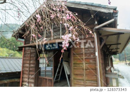 静岡県川根本町　大井川鐵道大井川本線の駅　雨降りの春の青部駅駅舎 128373343
