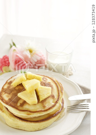 パイナップルをのせたパンケーキ パイナップルをのせたパンケーキ 128373419