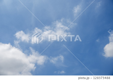 夏の空 鮮やかな空 青空 晴れ 7月 ダイナミック イメージ 128373488