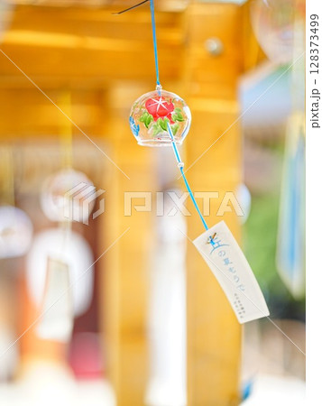 北海道の絶景 夏の美瑛神社 風鈴風景 128373499