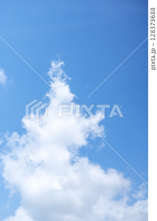 夏の空 淡い空 青空 晴れ 7月 イメージ 128373688