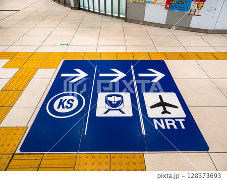 路線記号・ピクトグラムによりスカイライナーの乗り場を示す案内表示（京成電鉄 京成上野駅） 128373693