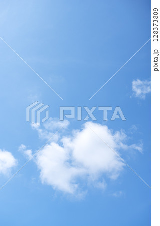 夏の空 淡い空 青空 晴れ 7月 イメージ 128373809