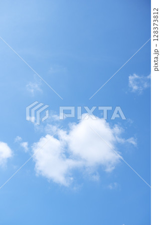 夏の空 淡い空 青空 晴れ 7月 イメージ 128373812
