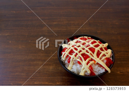 ケチャップとマヨネーズをかけたご飯・ケチャマヨご飯 128373933