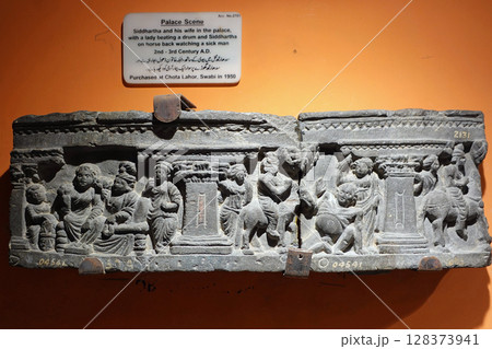 パキスタンのペシャワール博物館に展示されるガンダーラ独特の珍しいお釈迦様の生涯を表した彫刻 パキスタンのペシャワール博物館に展示されるガンダーラ独特の珍しいお釈迦様の生涯を表した彫刻 128373941