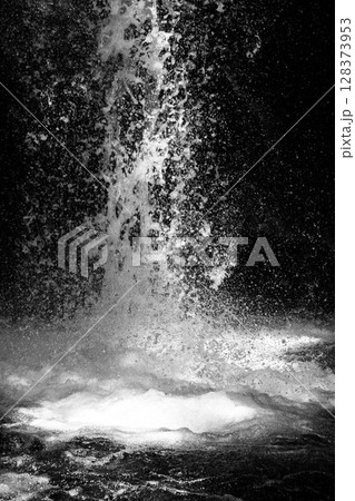 流れ落ちる滝の飛沫 128373953