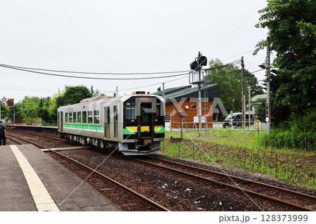 JR塘路駅を出発する釧網本線の列車・H100形気動車(デクモ) JR塘路駅を出発する釧網本線の列車・H100形気動車(デクモ) 128373999