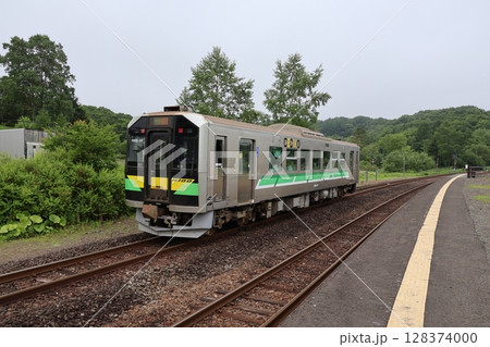 JR塘路駅を出発する釧網本線の列車・H100形気動車(デクモ) JR塘路駅を出発する釧網本線の列車・H100形気動車(デクモ) 128374000
