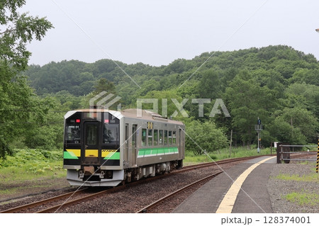 JR塘路駅を出発する釧網本線の列車・H100形気動車（デクモ） 128374001