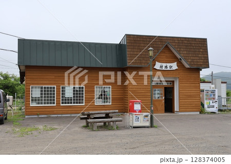 JR釧網本線・塘路駅  ログハウス駅舎 128374005