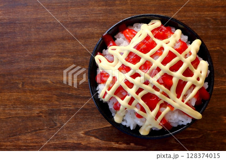 真上から見たケチャップとマヨネーズをかけたご飯・ケチャマヨご飯 128374015