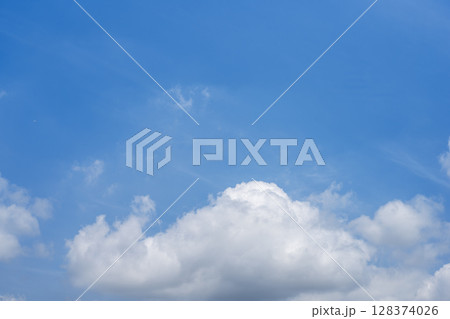 夏の空 淡い空 青空 晴れ 7月 イメージ 128374026