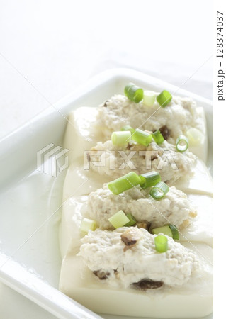 鶏肉をのせた蒸し豆腐 128374037