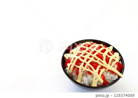 白背景のケチャップとマヨネーズをかけたご飯・ケチャマヨご飯 128374089