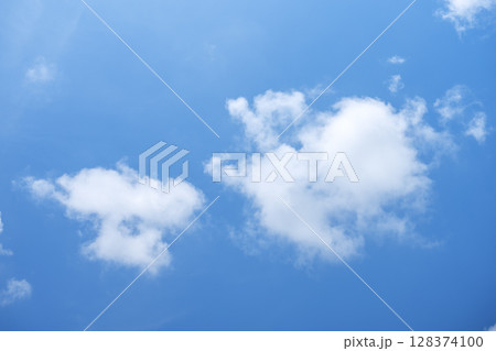 夏の空 淡い空 青空 晴れ 7月 イメージ 128374100