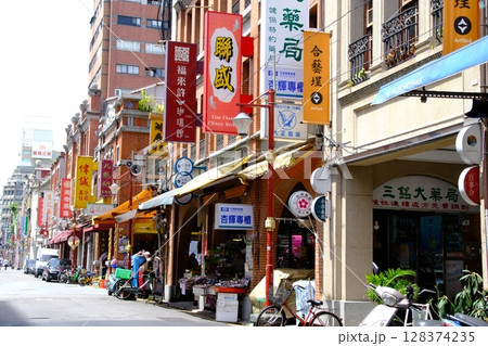 レトロな街並みが残る迪化街 128374235
