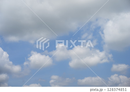 夏の空 淡い空 青空 晴れ 7月 イメージ 128374851
